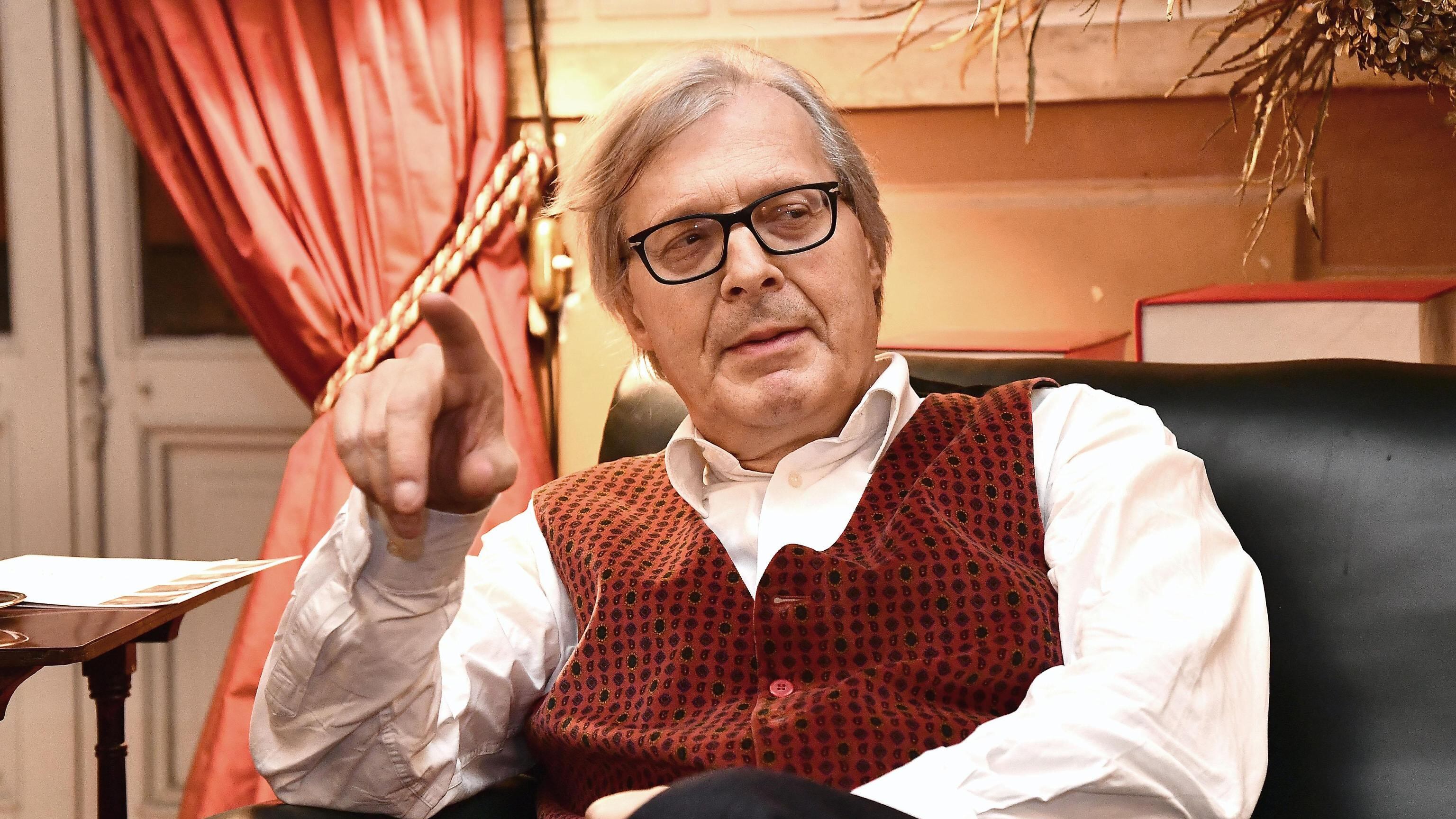 "Pseudo cantanti intruppati a sinistra". Sgarbi stronca gli artisti anti-centrodestra