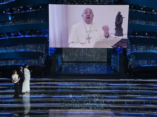 Il Papa benedice il Festival: "La musica è strumento di pace". Poi il mini show di Jovanotti