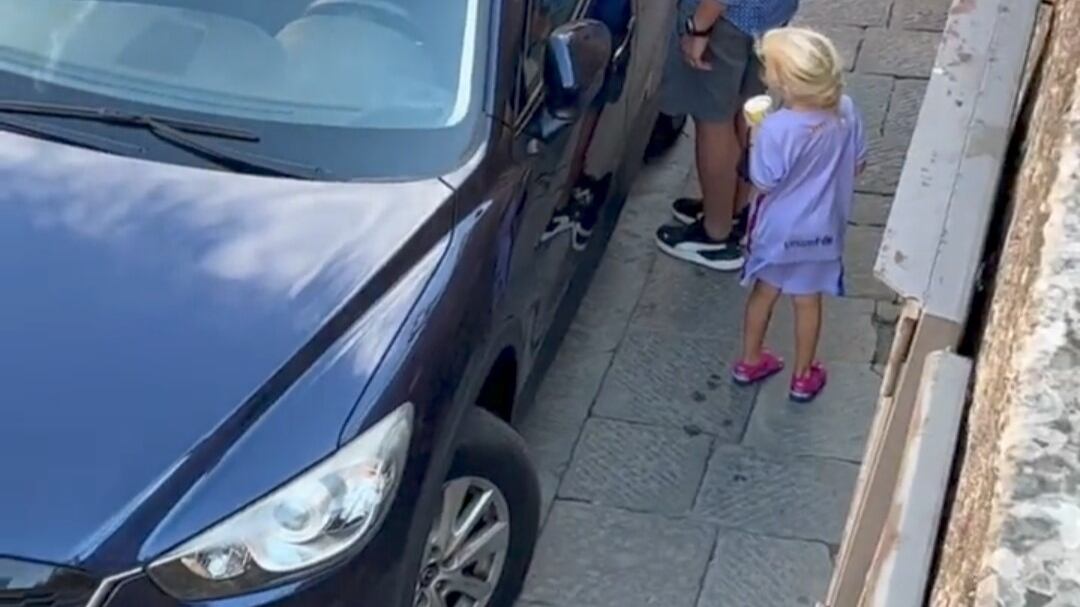 Il gesto di Raikkonen che intenerisce: disseta un cane lasciato in auto