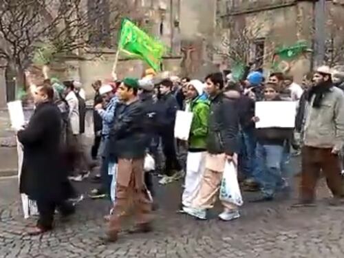 Bolzano, islamici sfilano davanti al duomo inneggiando ad Allah