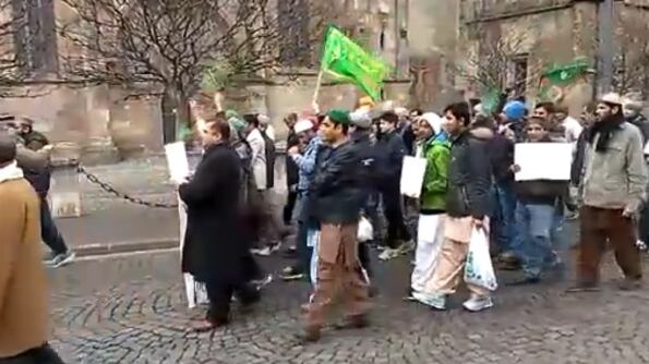 Bolzano, islamici sfilano davanti al duomo inneggiando ad Allah