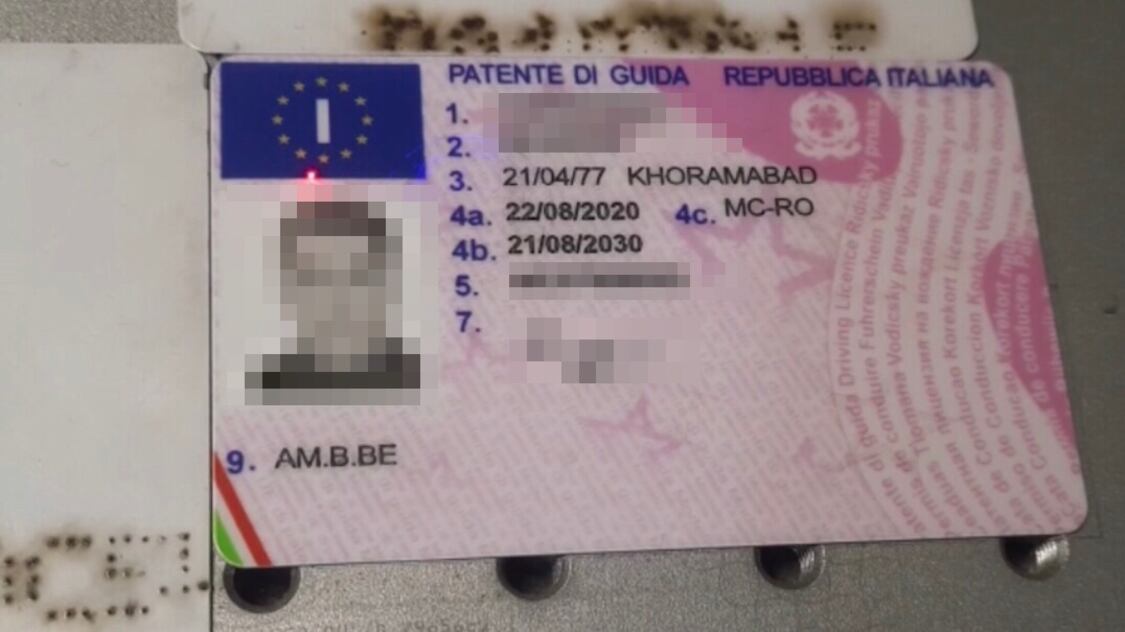 Nella fabbrica dei documenti falsi: così producono le carte per i clandestini