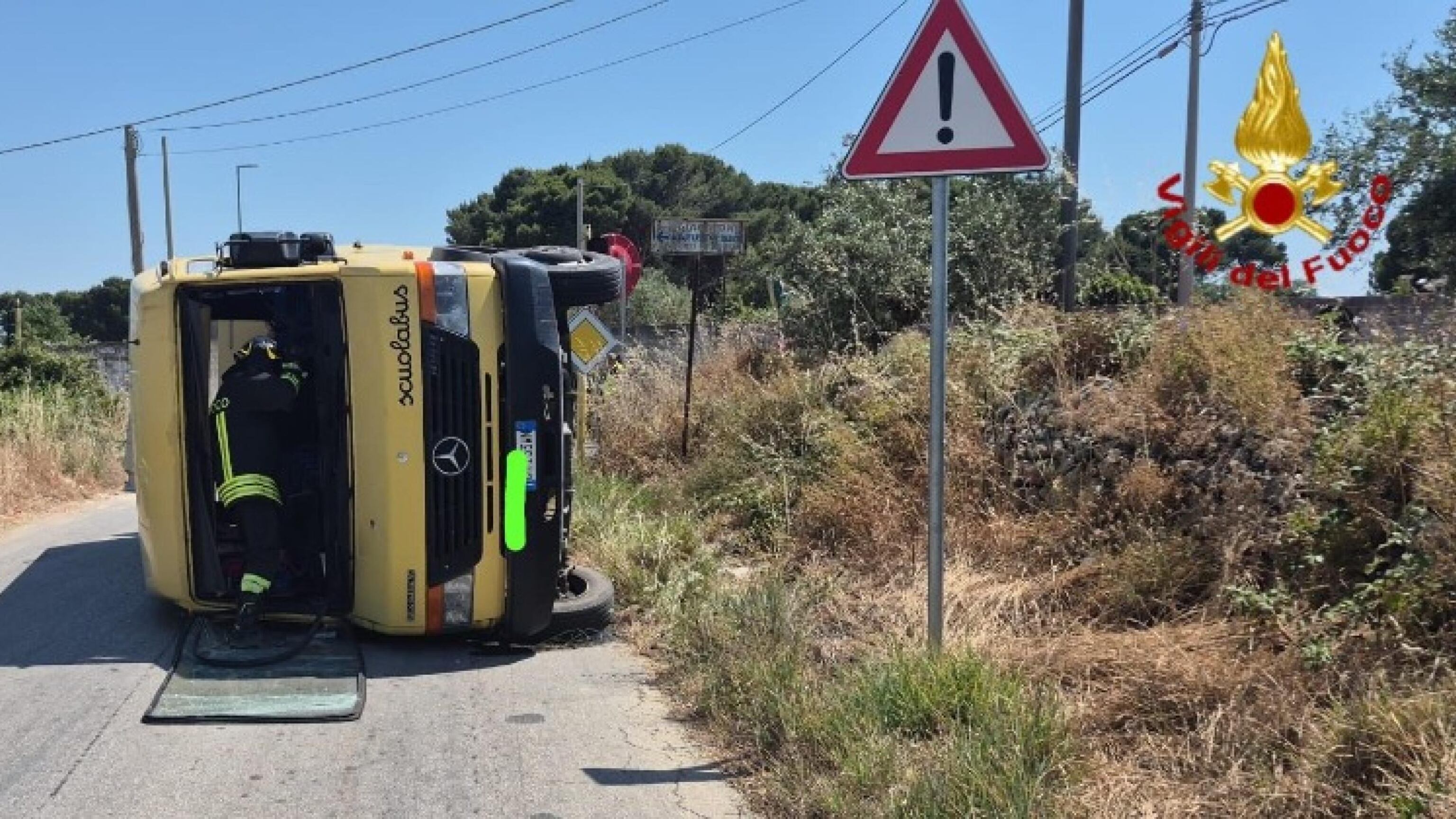 Mazara del Vallo, scuolabus si ribalta dopo lo scontro con un'auto: 18 feriti, due bambini in gravi condizioni