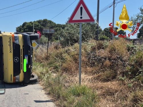 Mazara del Vallo, scuolabus si ribalta dopo lo scontro con un'auto: 18 feriti, due bambini in gravi condizioni