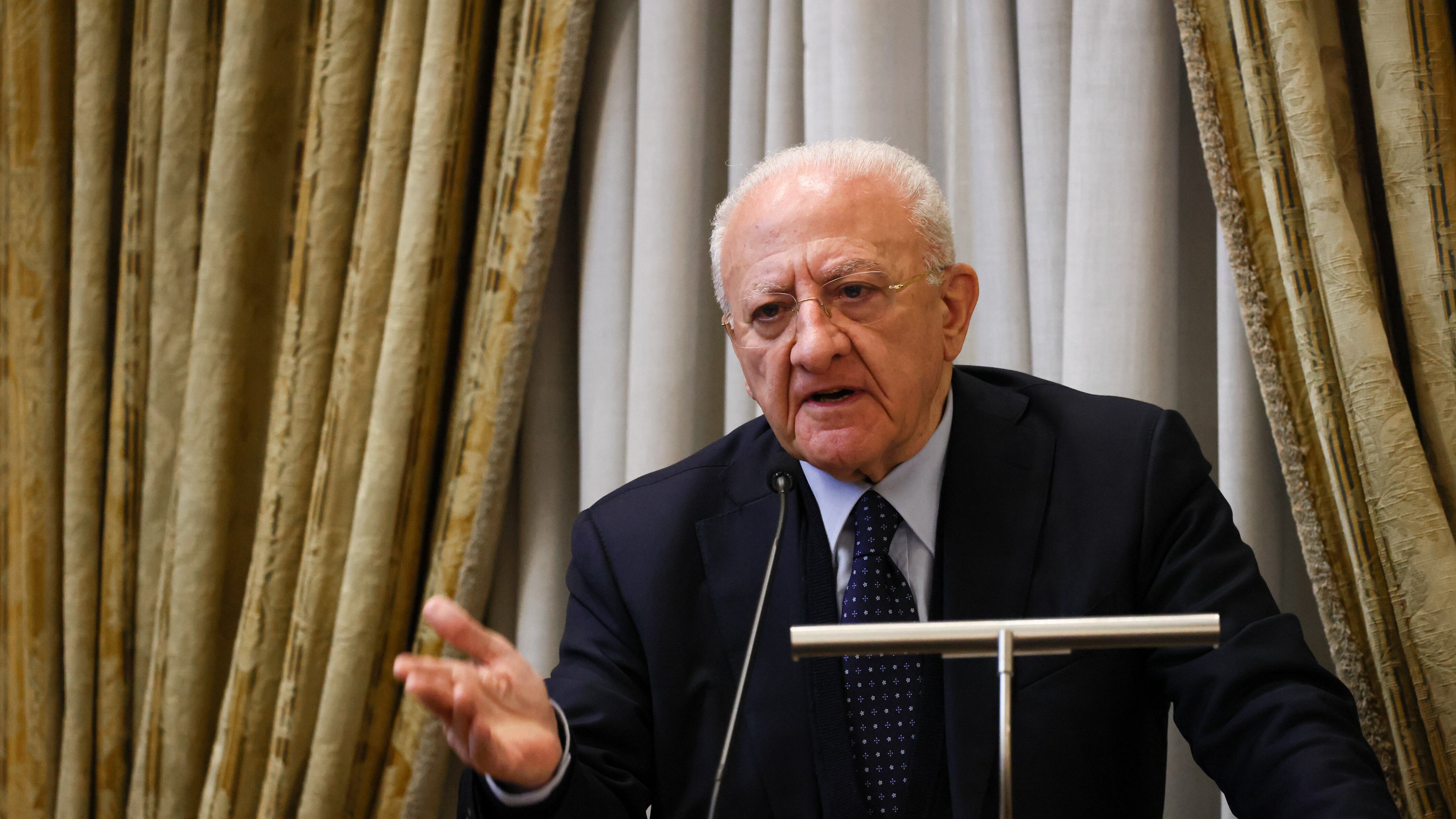 Terzo mandato, il governo impugna la legge "salva De Luca"