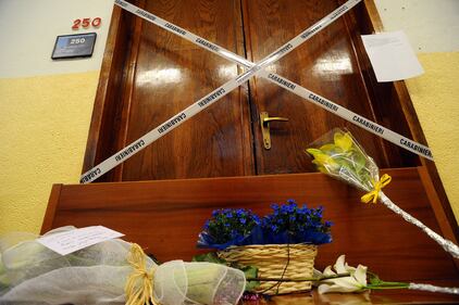 Tribunale, fiori davanti alla stanza del giudice 6