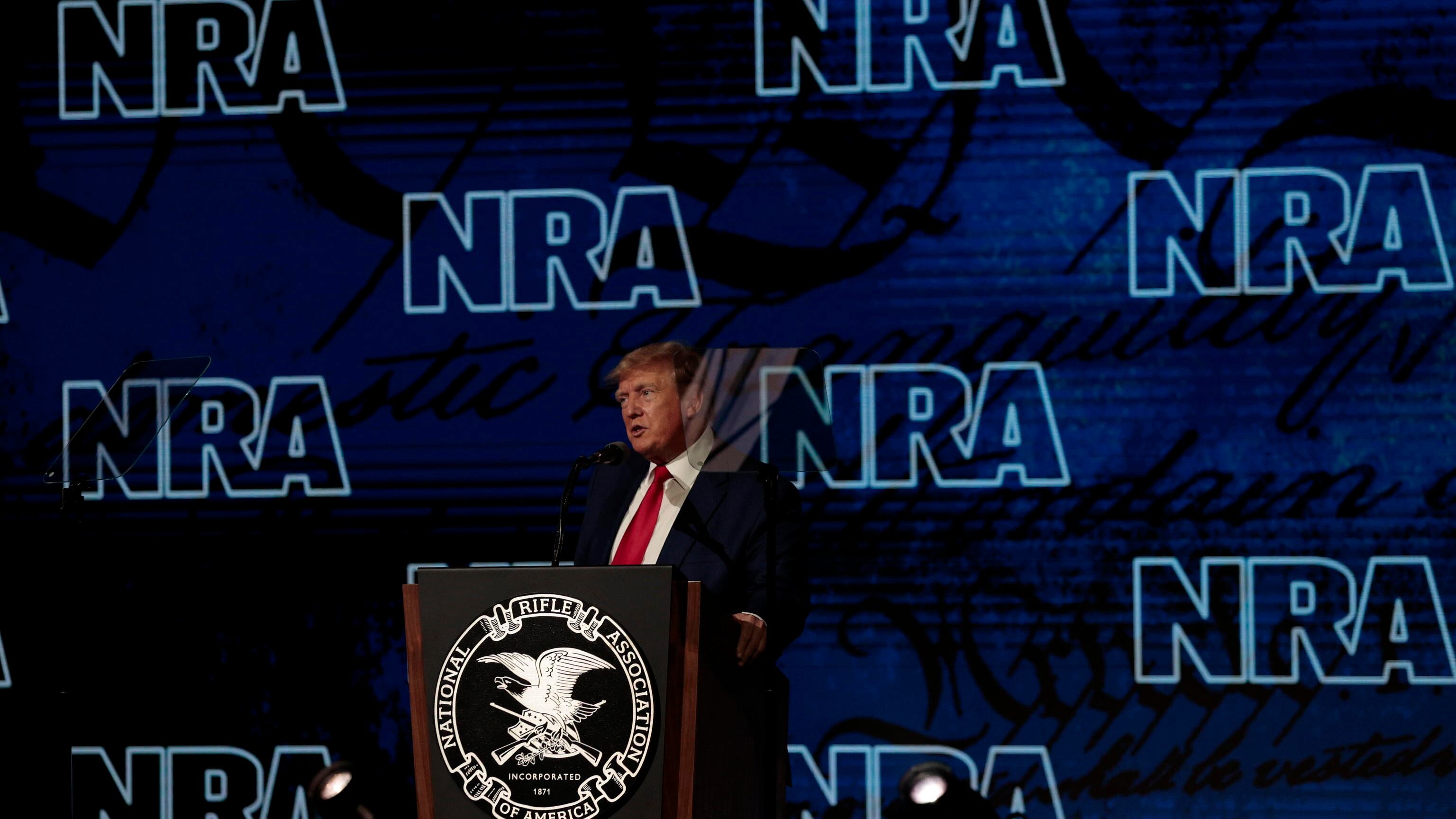 La convention delle armi tra diserzioni e distinguo. Ma Trump va tra la folla