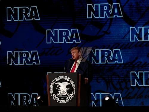 La convention delle armi tra diserzioni e distinguo. Ma Trump va tra la folla