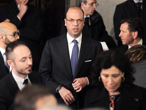 Unioni civili con fiducia. Alfano va sulla graticola