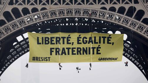 E anche Greenpeace attacca la Le Pen a Parigi 7