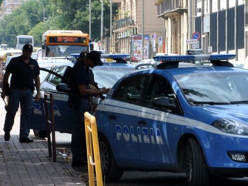 In venti picchiano cinque poliziotti per far fuggire un giovane pusher