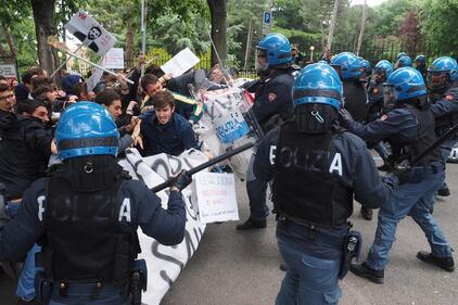 Salvini contestato a Bologna: uova e carciofi contro la polizia 5