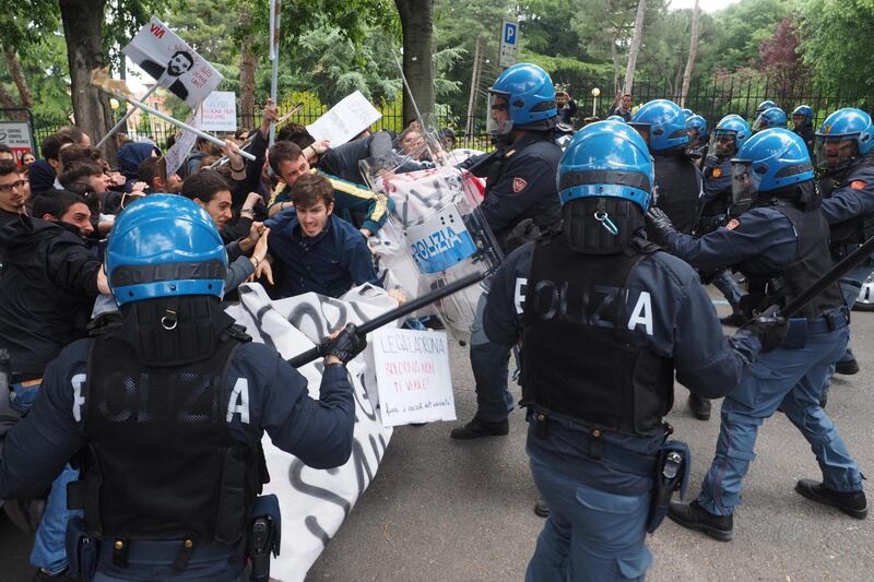 Salvini contestato a Bologna: uova e carciofi contro la polizia 5