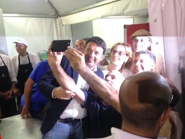 Renzi a sorpresa alla Festa dell'Unità tra selfie e biliardino 3
