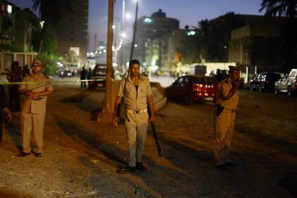 Attentato in Egitto: colpito il palazzo della Sicurezza 12