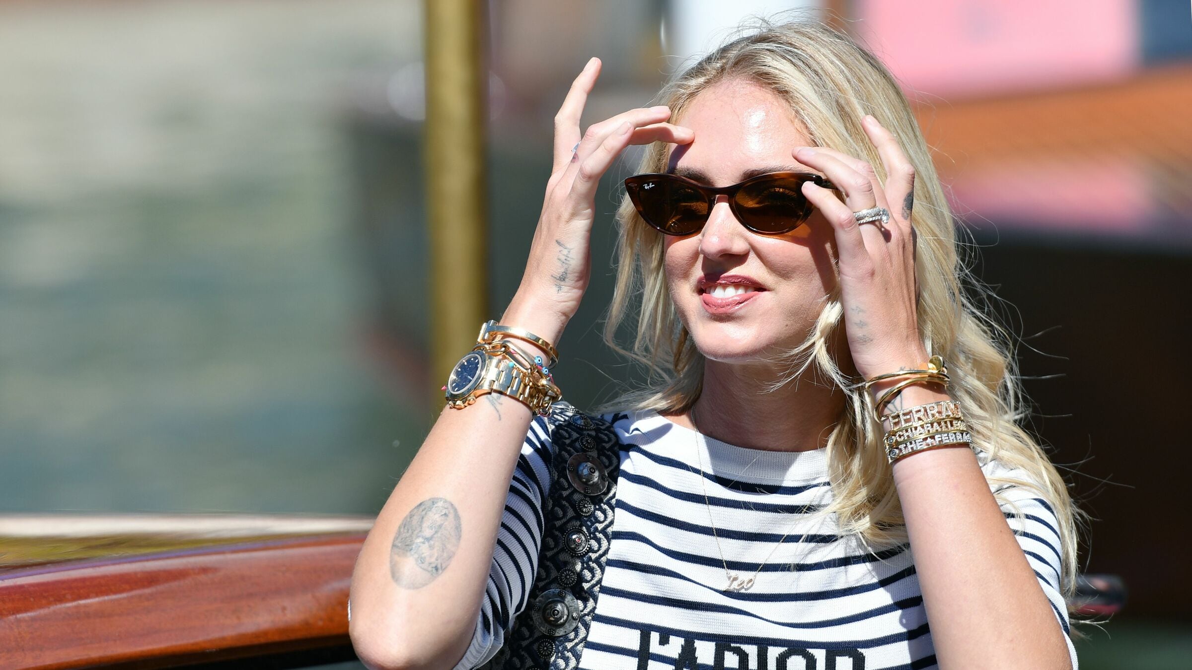 Altro che cinefili... Tutti vogliono il selfie con Chiara Ferragni