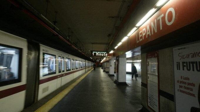 Lepanto, con una pistola nella stazione metro: fermata una donna