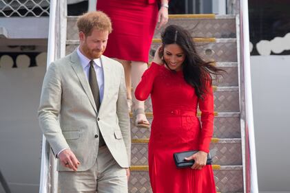 Dall'abito di Meghan spunta il cartellino 7