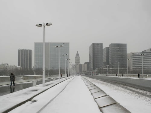 Parigi "in bianco": neve sulla capitale