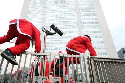 Milano, antagonisti vestiti da Babbo Natale 3