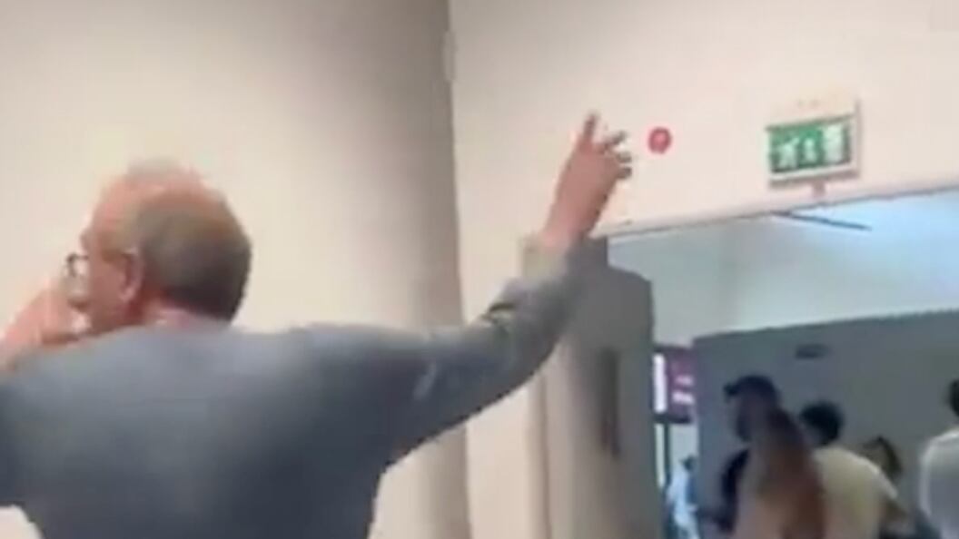 L’ex deputato grillino insulta il docente. "Ma stai buono e non rompere il c..."