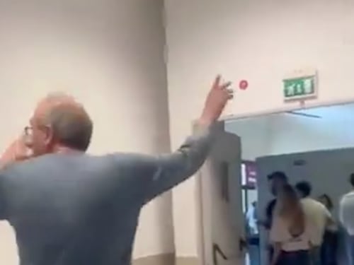 "Non rompere...". Caos all'università di Salerno, l'ex grillino insulta il prof: cosa è successo
