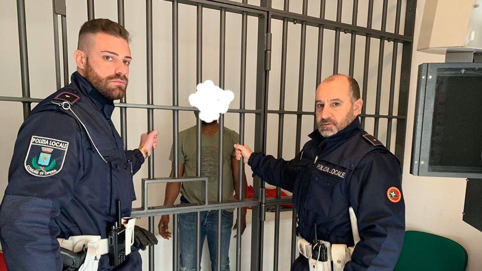 Migrante in cella, polizia locale alla "gogna" per lo scatto