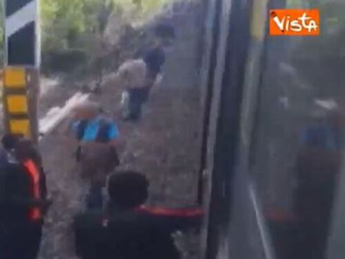 Treno fermo un'ora sui binari. I pendolari scendono e rischiano la multa