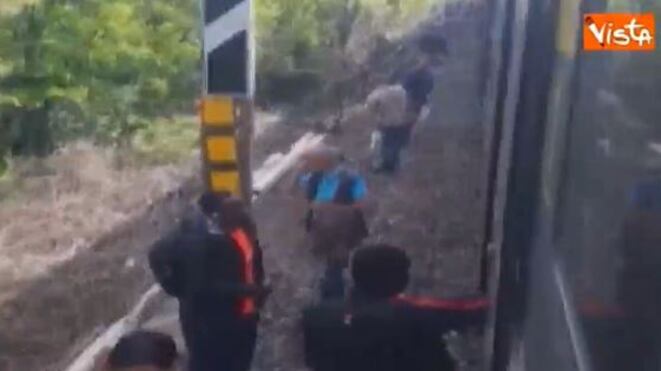 Treno fermo un'ora sui binari. I pendolari scendono e rischiano la multa