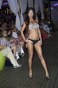 Antonella Mosetti, corsa sexy in spiaggia 23