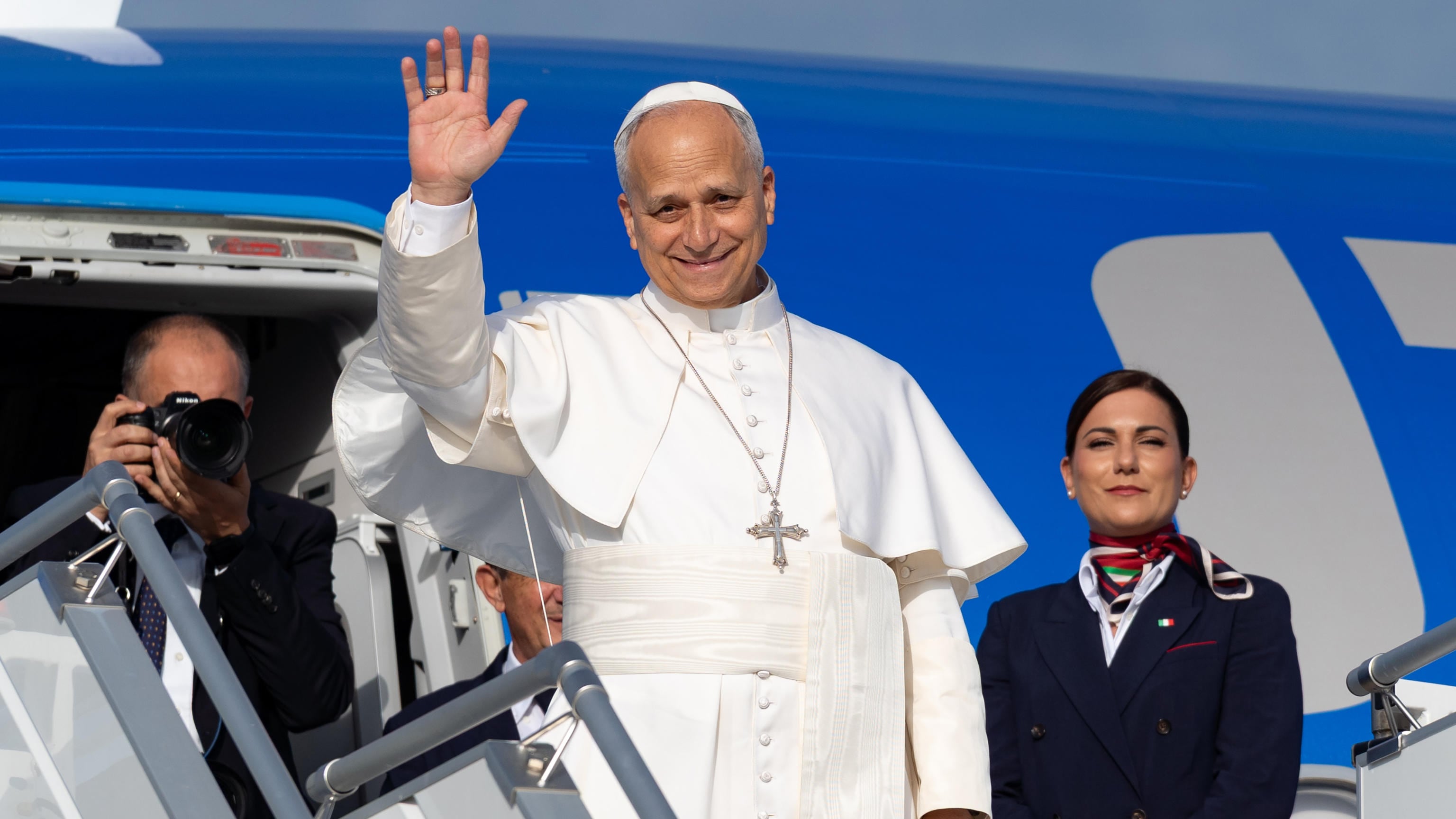 Il Papa vola in Spagna. Sfida il laicismo dei socialisti e le minacce degli islamisti