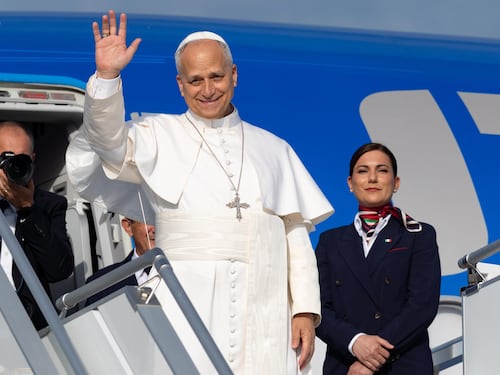 Il Papa vola in Spagna. Sfida il laicismo dei socialisti e le minacce degli islamisti