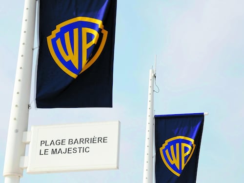 Warner Bros, sì degli azionisti alla vendita a Paramount: affare da 110 miliardi