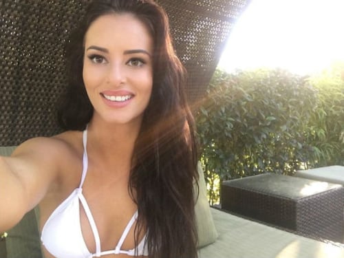 Playmate nuda sul vulcano sacro: è polemica