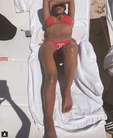 Kim Kardashian sexy in spiaggia 3