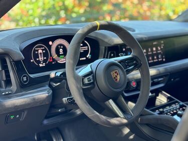Porsche Cayenne Coupè GT: il video in pillole del super SUV ibrido da 740 CV 15
