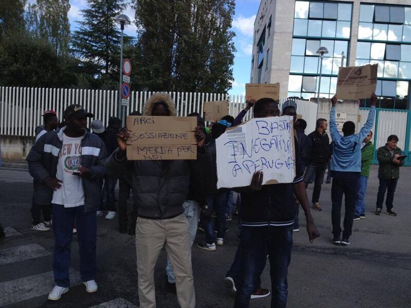 La protesta dei migranti contro l'Arci 2