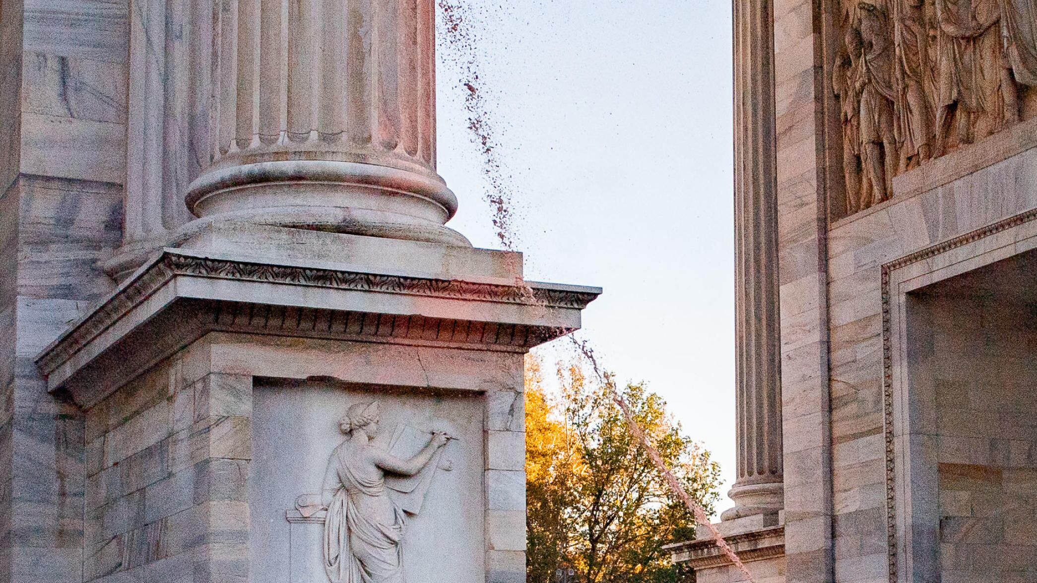 Arco della Pace deturpato con vernice. Agli ambientalisti condanna di 4 mesi