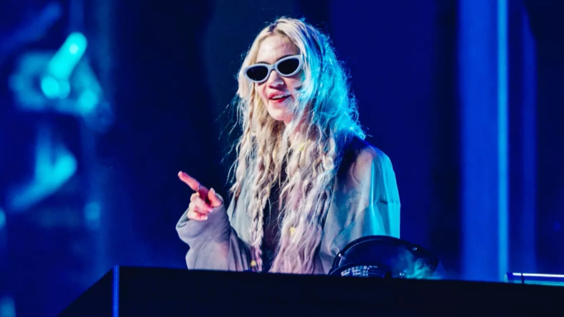Il dj set disastroso di Grimes a Coachella. L'ex compagna di Elon Musk ammette di non saper mixare