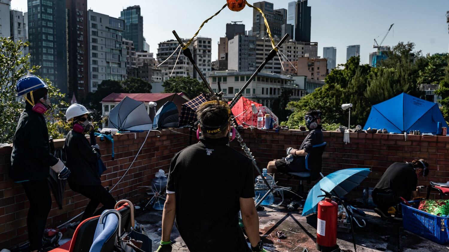 Hong Kong, frecce e catapulte Xi pensa di vietare le elezioni