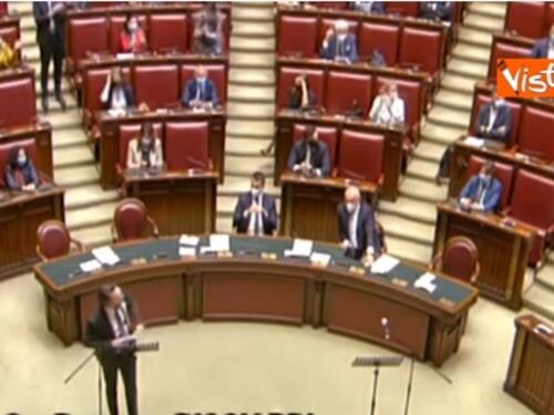 Grillino accusa Lombardia, la Lega: "Buffone!". Bagarre alla Camera