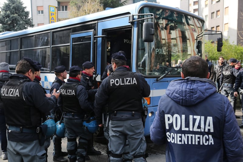Milano, sgomberato il residence Cavezzali 20
