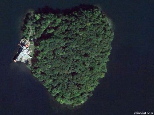 Angelina Jolie regala un'isola a forma di cuore a Brad Pitt