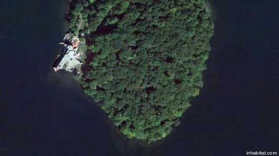 Angelina Jolie regala un'isola a forma di cuore a Brad Pitt