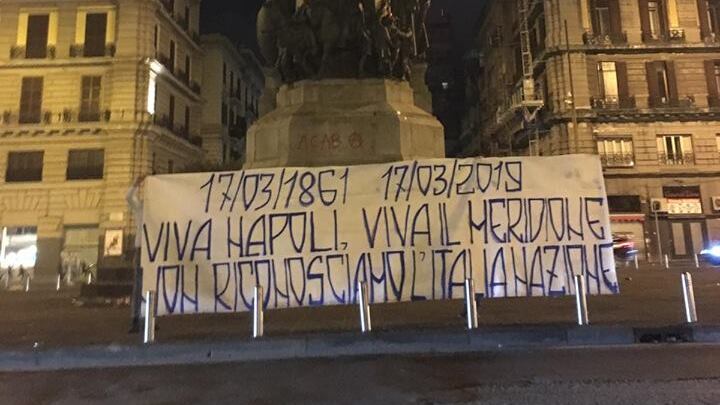 Lo sfregio degli ultras antirazzisti: "Non riconosciamo l'Italia nazione"