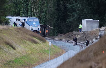 Seattle, treno deraglia e precipita sull'autostrada 18