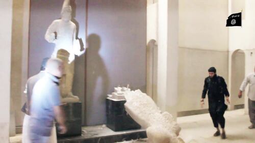 Gli uomini dell'Isis si accaniscono sulle opere d'arte 4