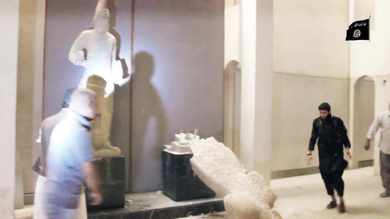 Gli uomini dell'Isis si accaniscono sulle opere d'arte 4