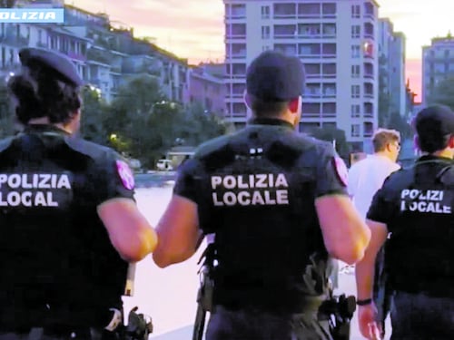 Terremoto nella Polizia locale di Milano: arrestati cinque agenti. Tra loro l’imputato per aggressione a una trans