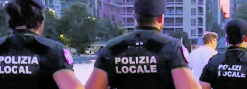 Terremoto nella Polizia locale di Milano: arrestati cinque agenti. Tra loro l’imputato per aggressione a una trans